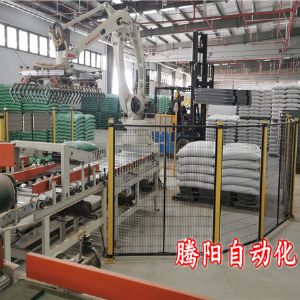 飼料碼垛機器人負責(zé)雙線碼垛工作