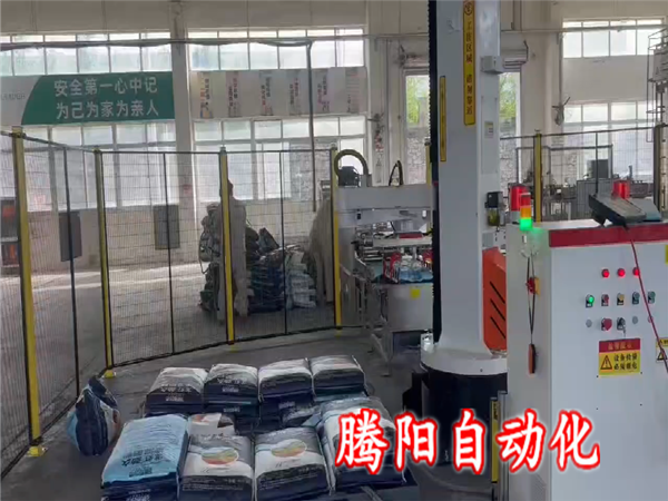 肥料立柱碼垛機(jī)器人每小時(shí)碼垛機(jī)450包占地小投資低